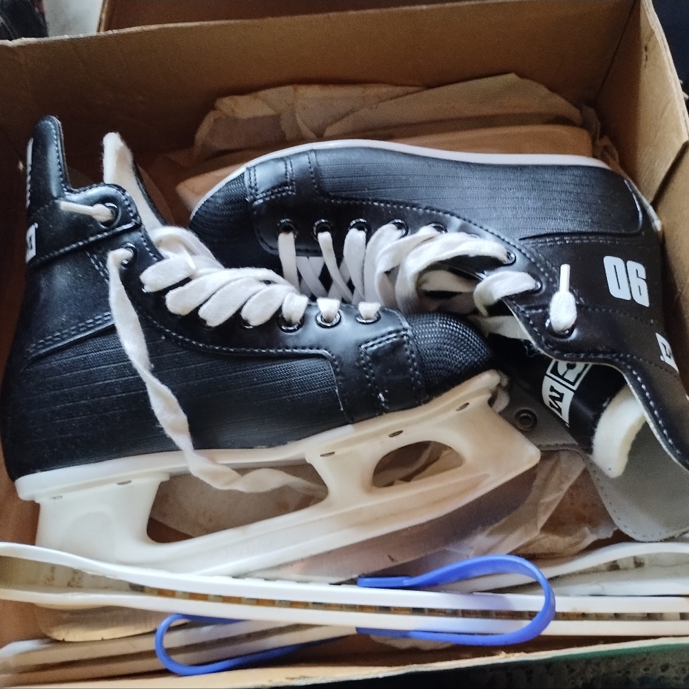 CCM. Boys skates..size 4